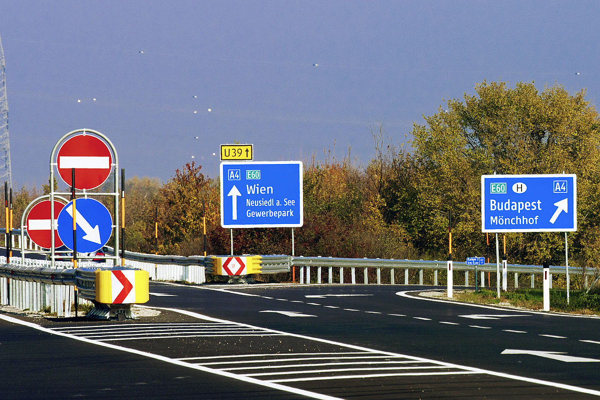 Verkehrszeichen und Hinweisschilder Autobahnauffahrt