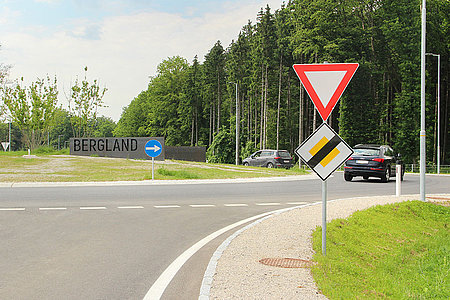 Verkehrszeichen Vorrang geben vor einem Kreisverkehr