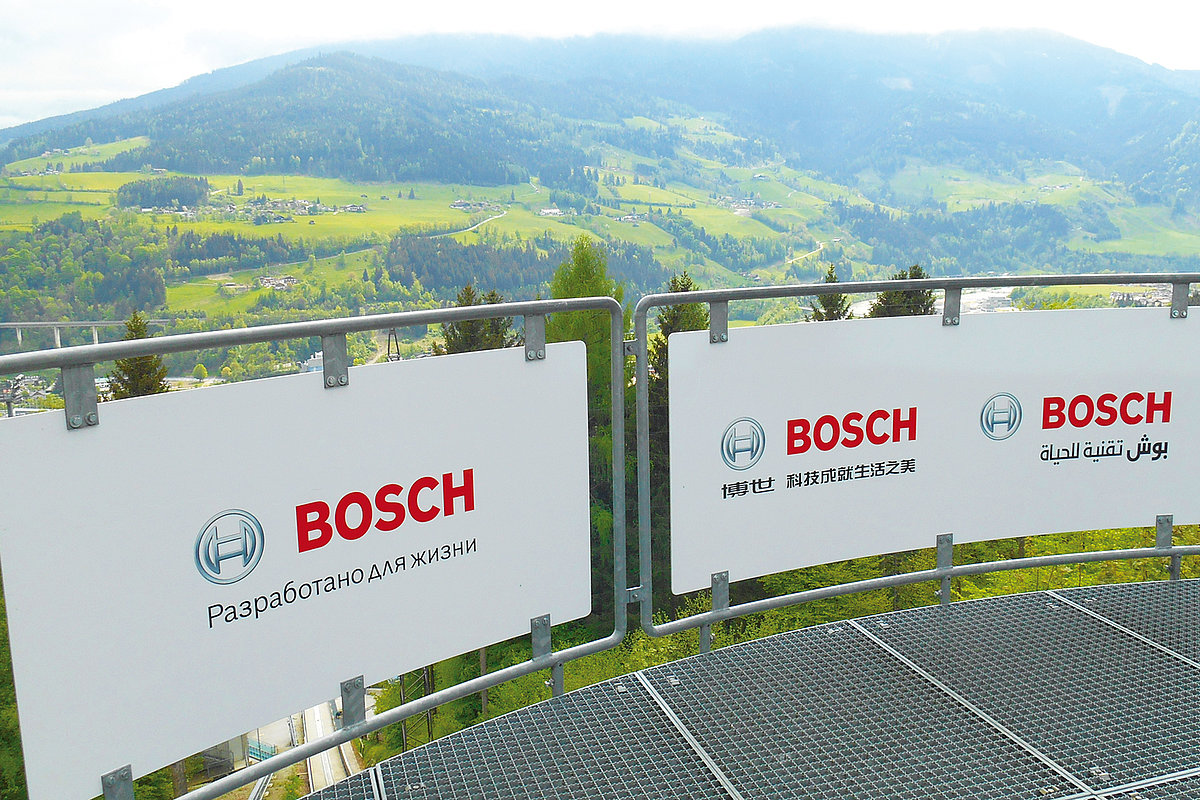 Werbeschilder der Firma Bosch in unterschiedlichen Sprachen