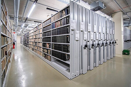 verfahrbare Regalanlage mit historischen Büchern