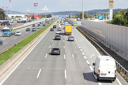 Lärmschutz an der vielbefahrenen Autobahn A1 im Abschnitt Ansfelden bei Linz