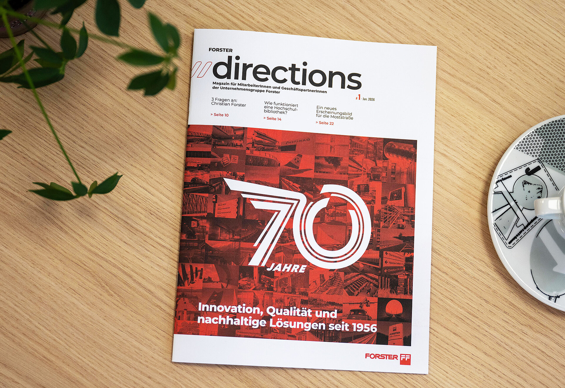 Firmenmagazin directions auf Tisch