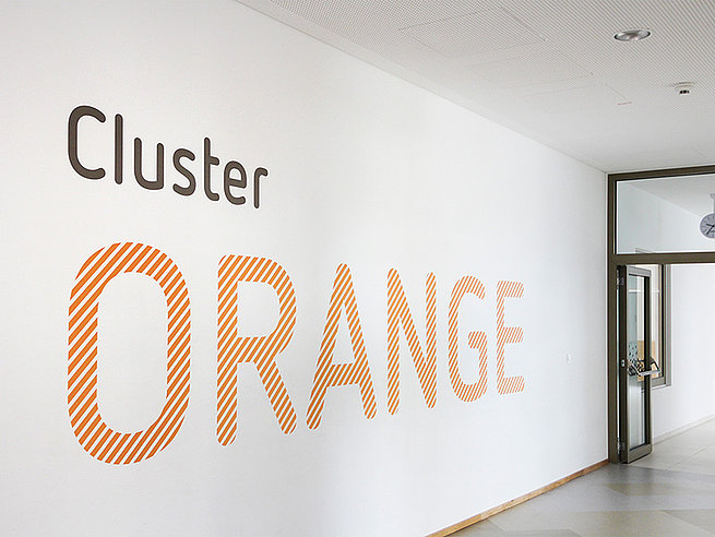 übergroße Beschriftung "Cluster Orange" mittels Klebetext