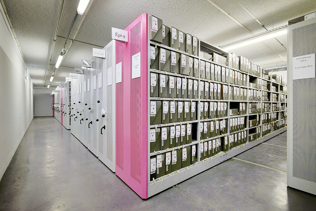 Mobile archive shelving 