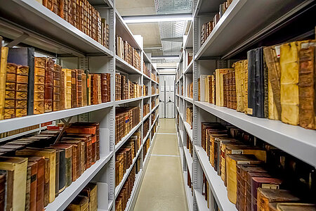 Bibliotheksregale mit historischen Büchern
