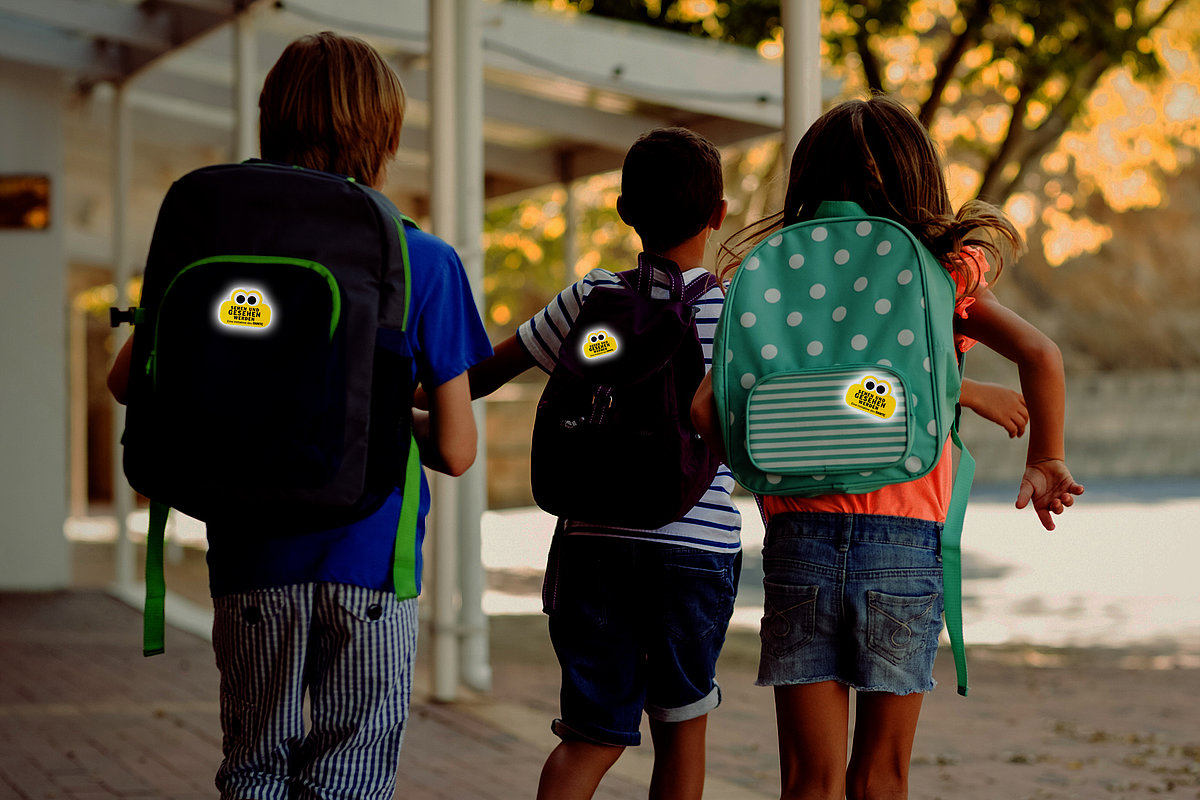Reflektierende Sticker auf Rucksäcken von Schulkindern