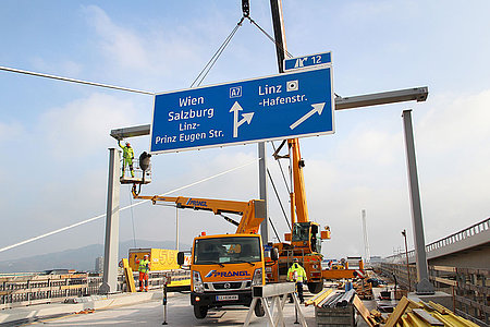 A7 Voestbrücke (neuer Bypass): Montage einer Schilderbrücke 