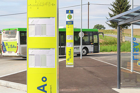 Bushaltestelle Beschilderung mit Fahrplan