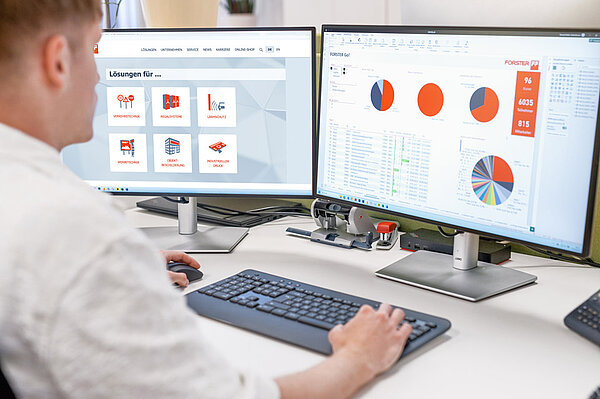 Industriekaufmann, -frau Lehrling bei der Arbeit