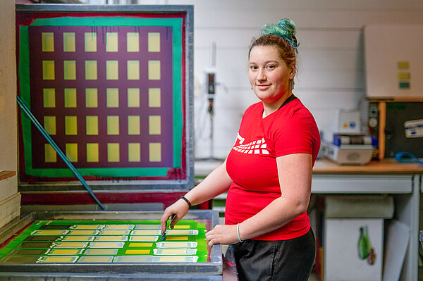 Drucktechnik Lehrling bei der Arbeit