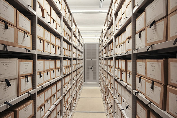 Fahrregale voll befüllt mit Archivboxen
