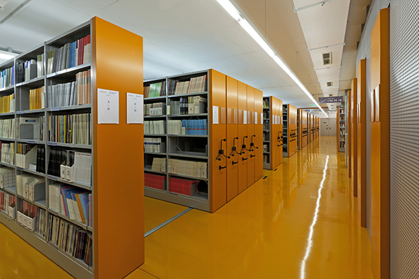 Verfahrbare Regalanlange mit orangen Vorsatzwänden Bibliothek Uni Wien