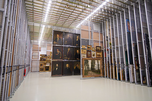 ausziehbare Bilderwand im Landesdepot St Pölten