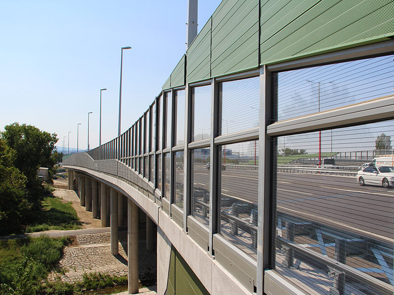 Lärmschutz an der A23 Knoten Inzersdorf aus Aluminium mit transparenten Elementen