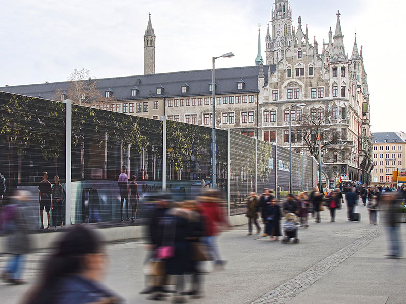 Bedruckte Lärmschutzwand auf dem Marienhofplatz in München