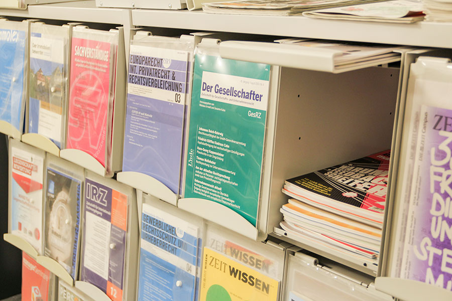 Klappbox für Zeitschriften in einer Bibliothek