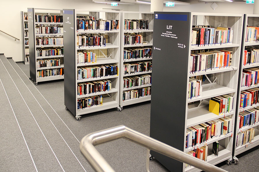 Verfahrbare Bibliotheksregale - durch das Beseiteschieben lässt sich Platz für z.B. Veranstaltungen schaffen