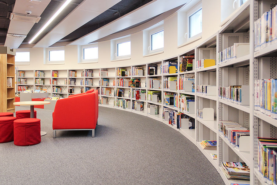 Kinderbereich in der Bibliothek, Bücherregale die sich an die Rundung des Raumes anschmiegen