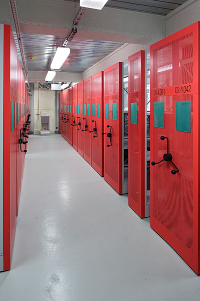 Verfahrbare Archivregale mit Drehsternantrieb und roten gelochten Vorsatzwänden