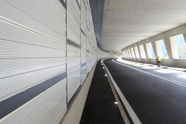 Hochabsorbierende Lärmschutzverkleidung eines Tunnels 