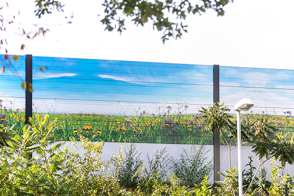 Mit Blumenwiese bedruckte Lärmschutzwand aus Aluminium